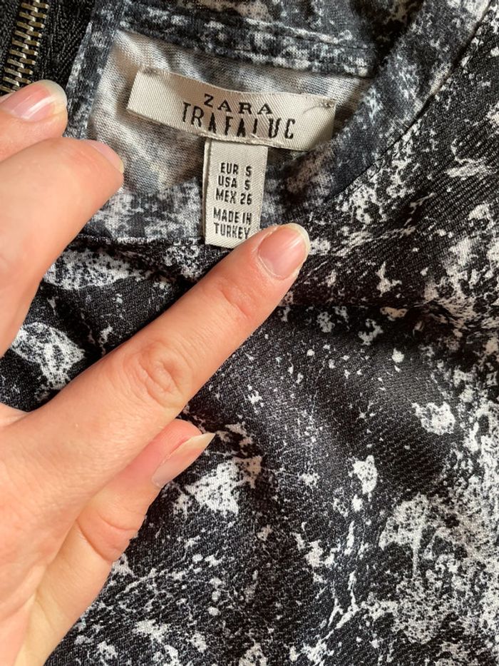 Top épaules découvertes gris foncé et blanc Zara taille S très bon état - photo numéro 5