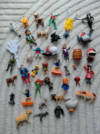 Lot de 40 jouets/figurines