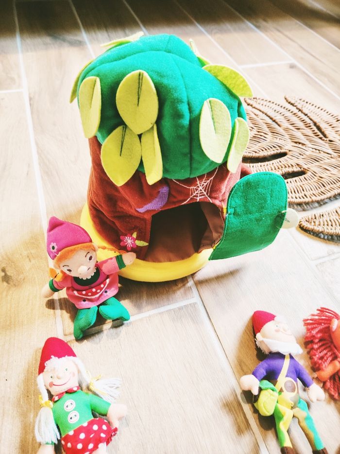 🧝Maison/arbre magique en tissu/peluche avec 4 lutins - photo numéro 4