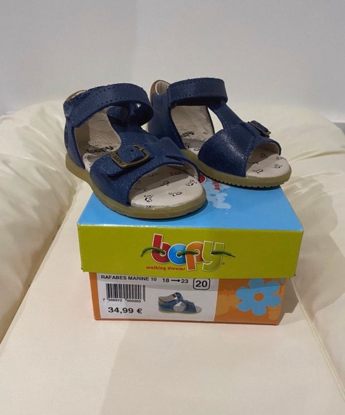 NEUF Nu pieds garcon 20