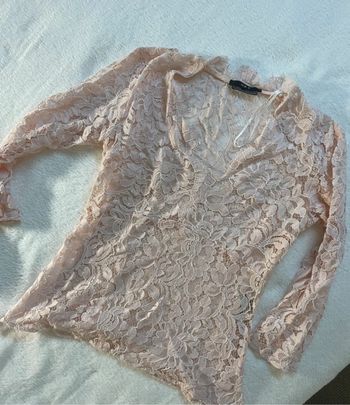 Haut en dentelle rose clair