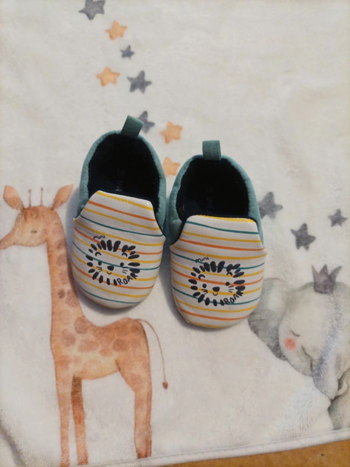 Chaussons en simili cuir