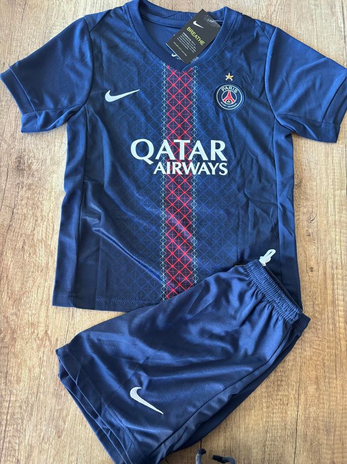 Maillot football PSG - Doué - 8 ans taiille 24 - photo numéro 2