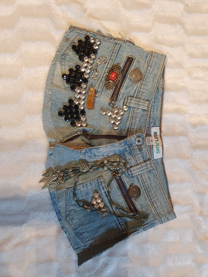 Ceinture en jeans avec breloques et strass