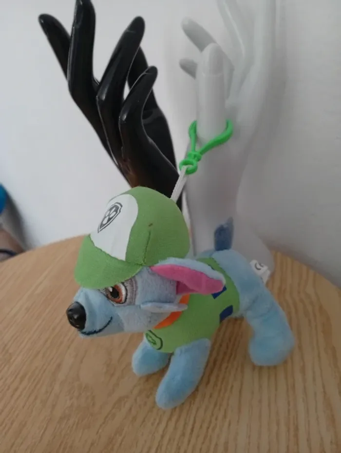 Petite peluche rocky pat patrouille peluche chien - photo numéro 3