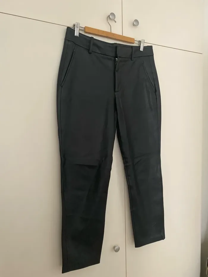 Pantalon droit simili cuir Zara taille 40 - photo numéro 2
