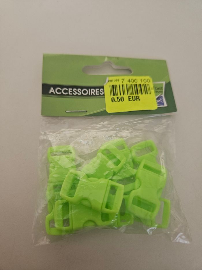 Attaches clips à dégagement latéral