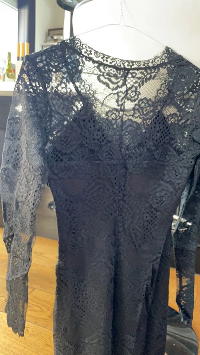 Robe noir en dentelle - photo numéro 2