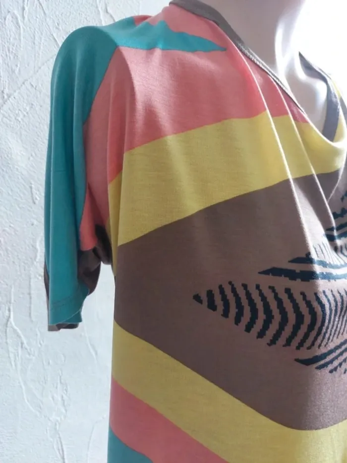 T-shirt coloré à motifs géométriques Taille S - photo numéro 4