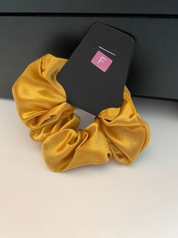 Chouchou matière satinée moutarde