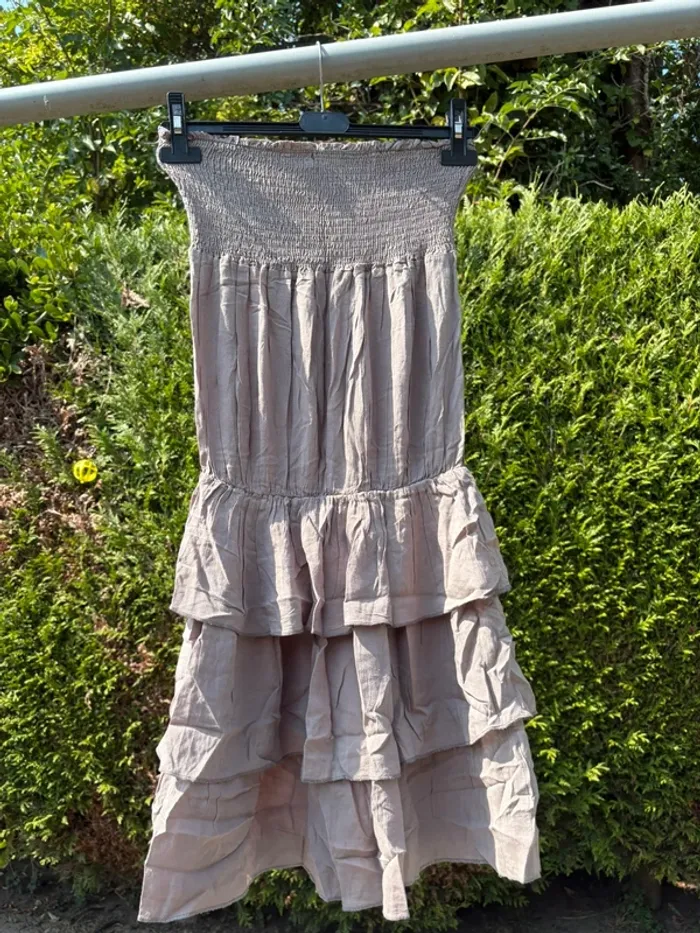 Robe sans bretelles gris maronné à volants – Marque CDC