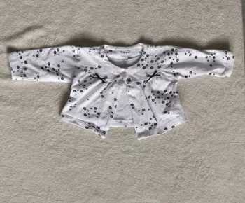 Gilet blanc avec des fleurs bleus marines