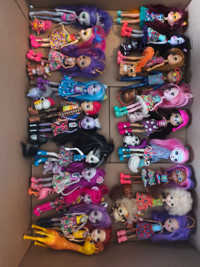 Lot de 21 poupées entchantimals