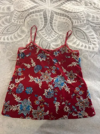 Débardeur rouge à motifs