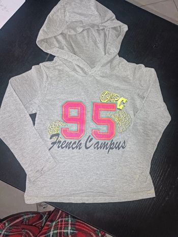Tee shirt manches longues à capuche 5 ans
