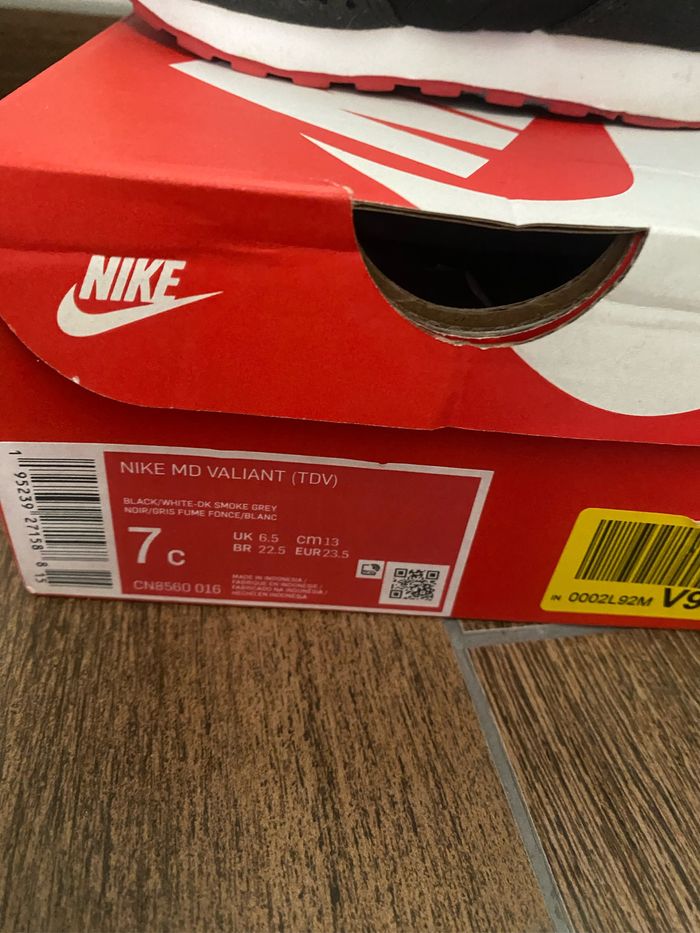 Basket Nike taille 23,5 - photo numéro 2