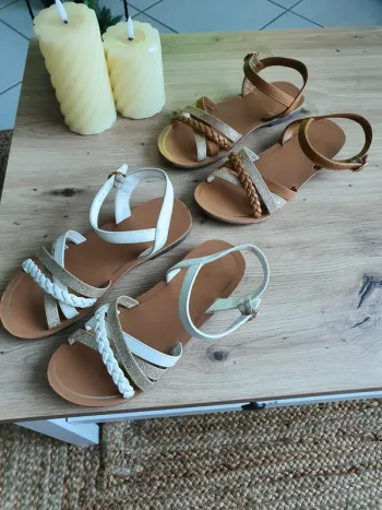 2 paires de sandalettes en très bon état pointure 33.