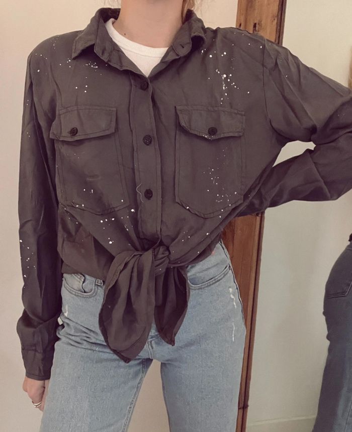 Chemise grise avec tache style peinture taille unique