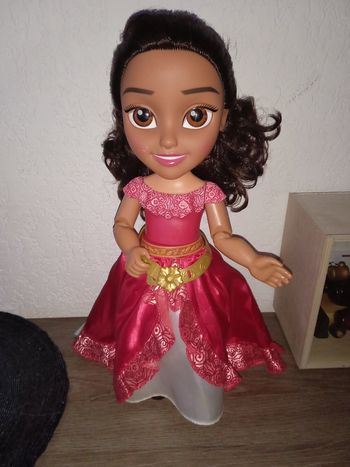 Poupée chante et danse