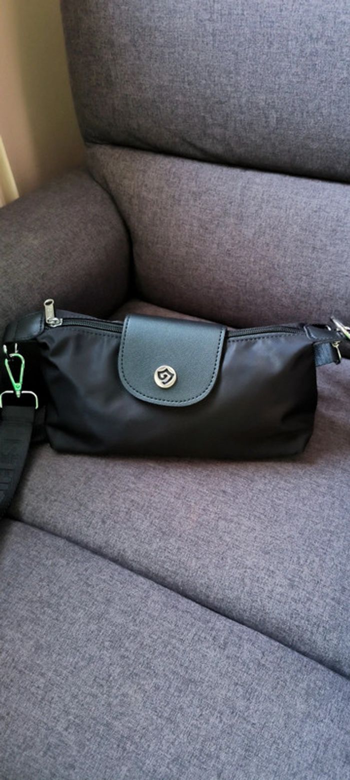Sac à bandoulière très tendance de très bonne qualité avec compartiment - photo numéro 6
