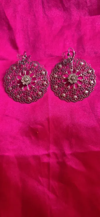 Boucles d'oreille Gas strass et effet dentelle argent très bon état