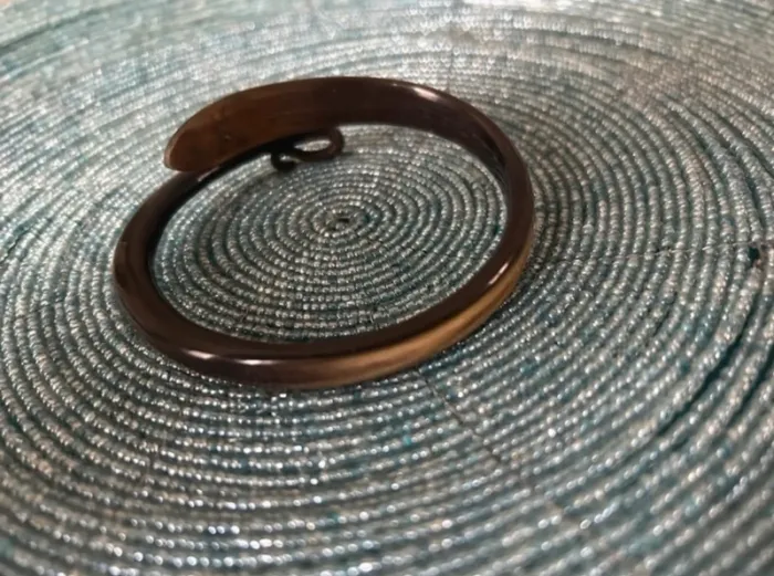 Bracelet jonc antique français en forme de serpent en corne sculptée - photo numéro 2
