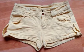 Short léger jaune clair pâle