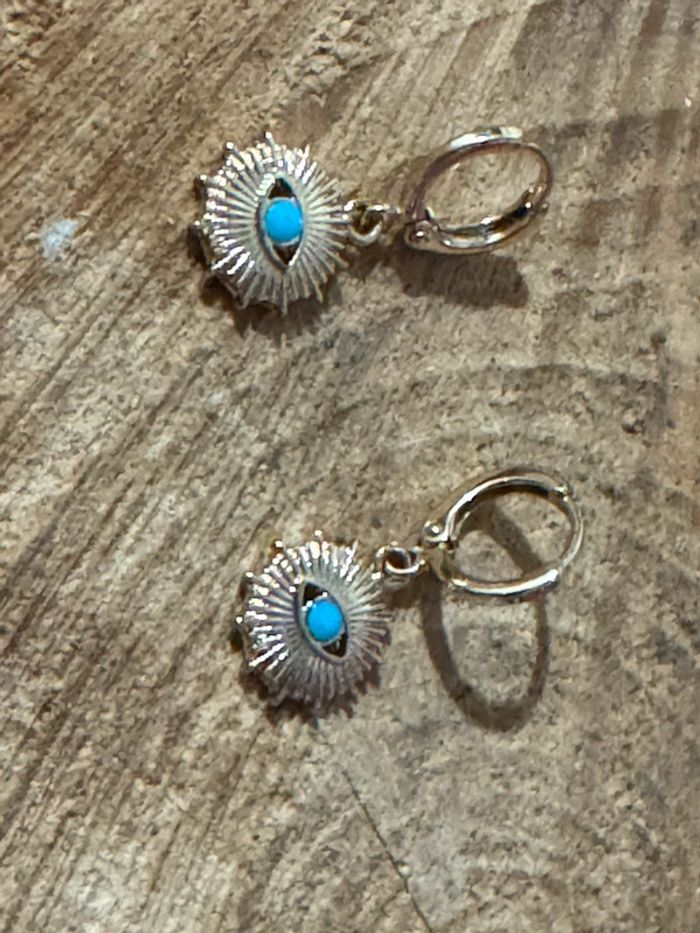 Boucles d’oreilles petites créoles médaille travaillée acier inoxydable or œil perle bleu