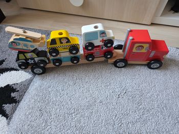 Lot véhicules en bois