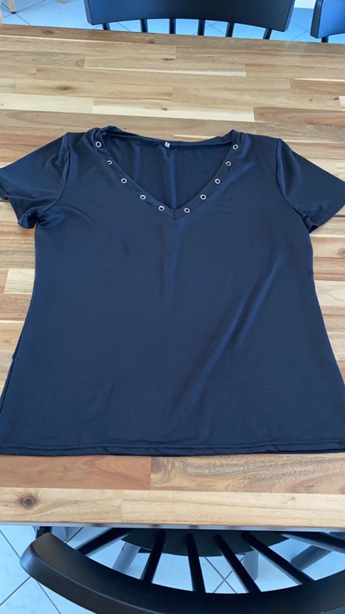 T-shirt noir col V