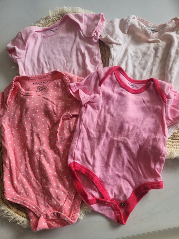 Lot 4 bodys marque Kiddiezoom taille 6mois