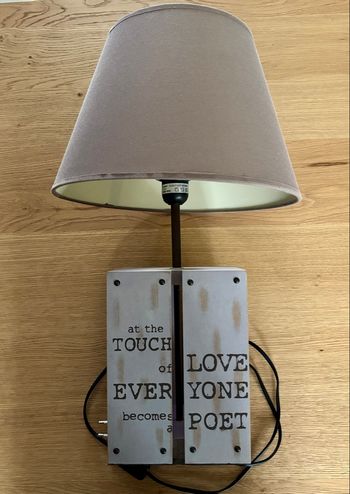Jolie Lampe sur Pied en Bois avec un abat-jour couleur taupe