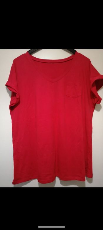 Beau tee shirt rouge col V. Taille 44/46