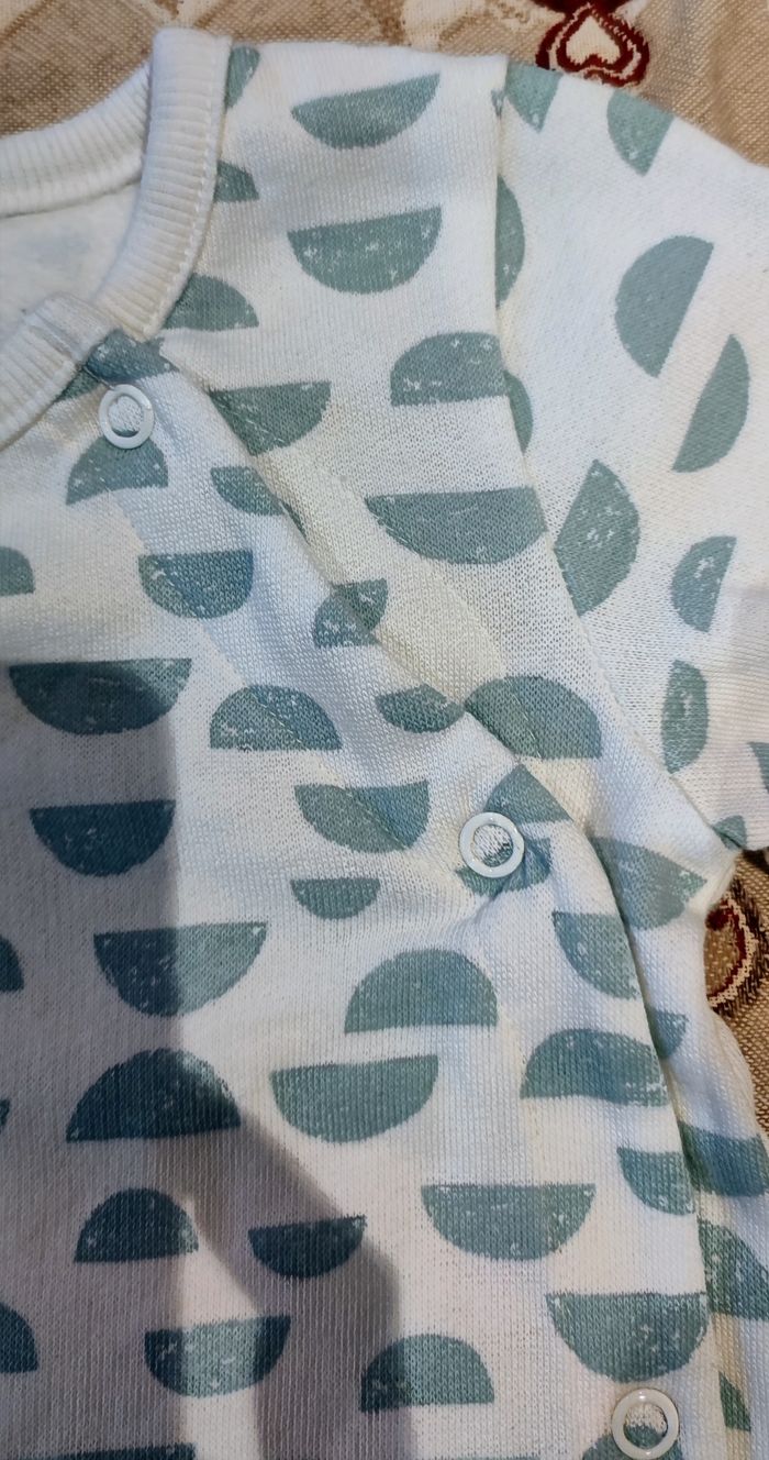 Pyjama 💤 deux pièces😴 en coton et 1 paire👶 de chaussons ✨brodés - photo numéro 3