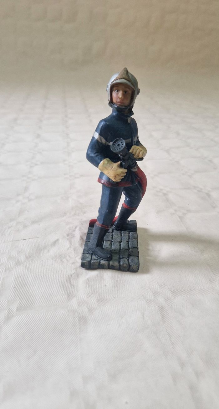 Figurine / statuette , pompier avec sa lance - photo numéro 2