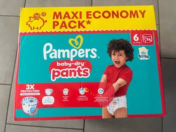 Un carton de couches Pampers, maxi, économie pack