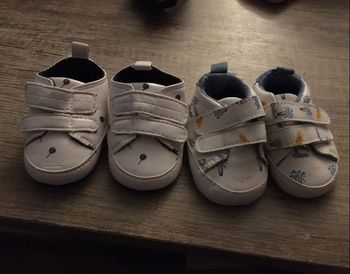 2 petites paires de chaussures bébé