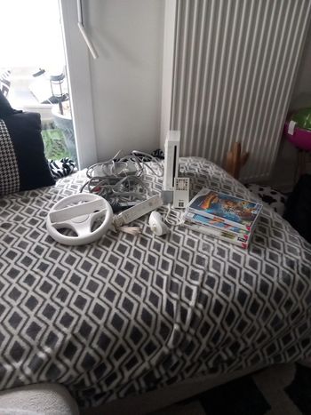 Wii blanche retroconpatible avec 3 jeux et câblage et volant