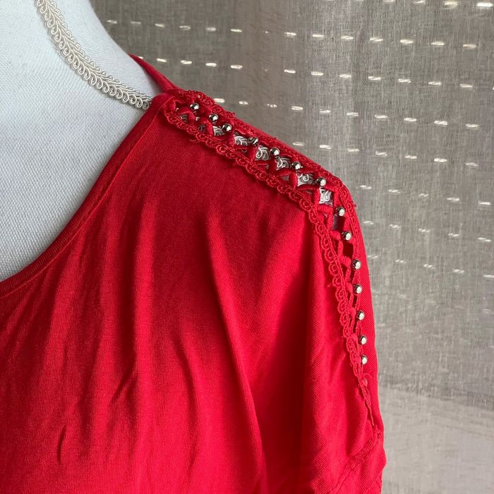 T-shirt rouge long avec détails aux épaules - photo numéro 2