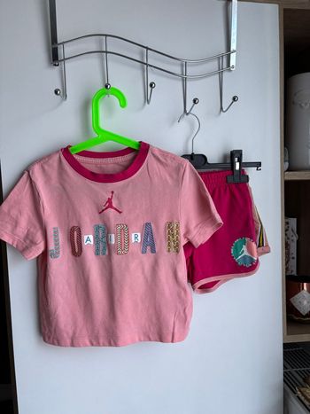 Lot t-shirt et deux shorts fille 3/4 ans Jordan rose 