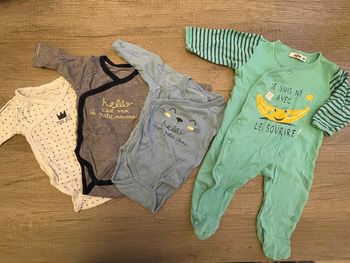 Lot bodies + pyjama 6 mois