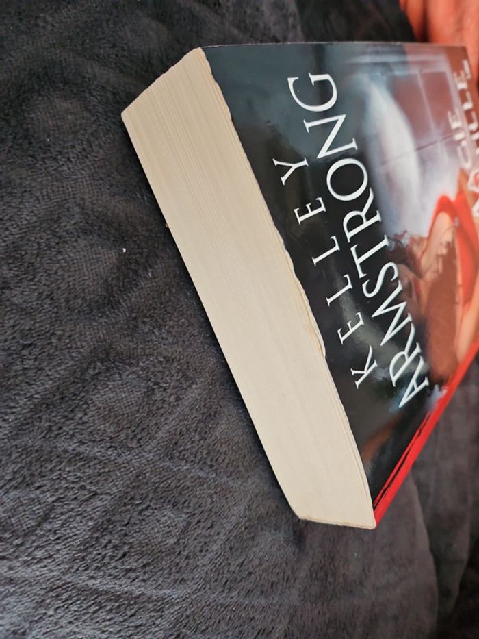 Livre broché kelley Armstrong magie de pacotille - photo numéro 6