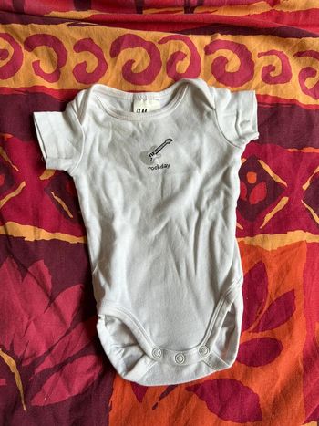 Body naissance H&M manches courtes rock 1 mois / 2 mois