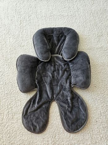 Coussin réducteur en velours molletonné pour poussette siège auto nacelle.