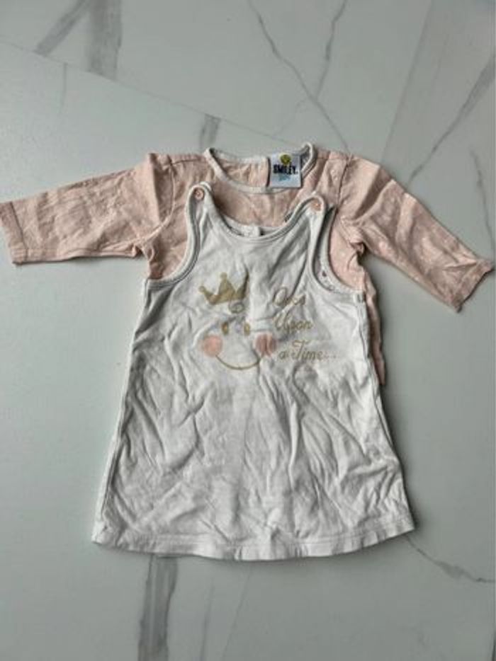 Robe et t-shirt