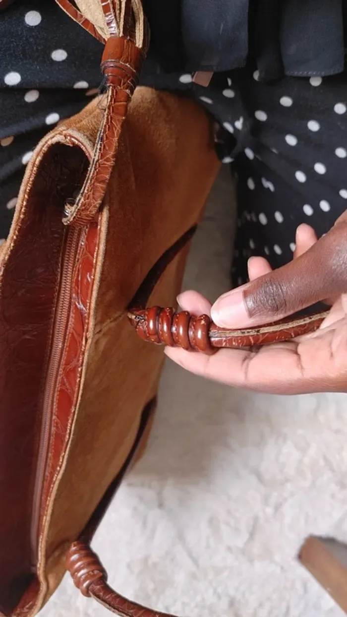 Sac vintage en daim et cuir porté épaule - photo numéro 11