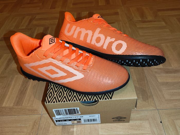 Chaussures neuves foot umbro T38 ou 38.5 velocita matrix 1.0
