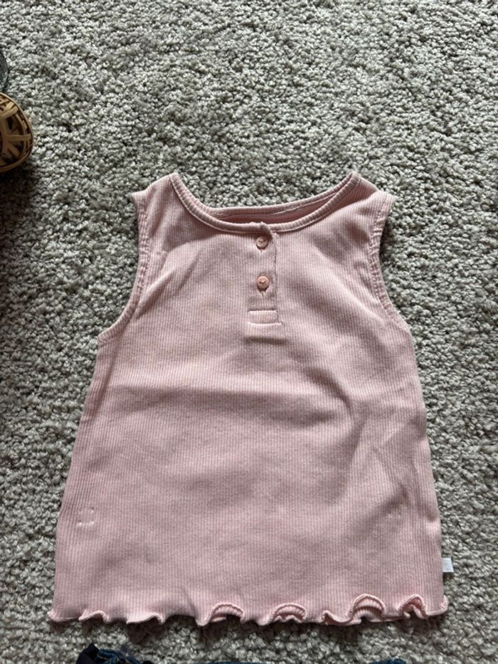 🌺Ensemble t-shirt rose sans manche et short en jeans avec ceinture Taille 12mois/74cm🌺 - photo numéro 3
