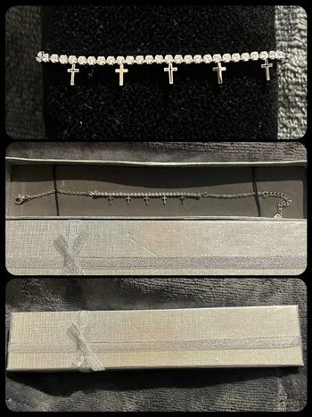 Bracelet et acier inoxydable argenté et strass croix neuf dans boîte cadeau
