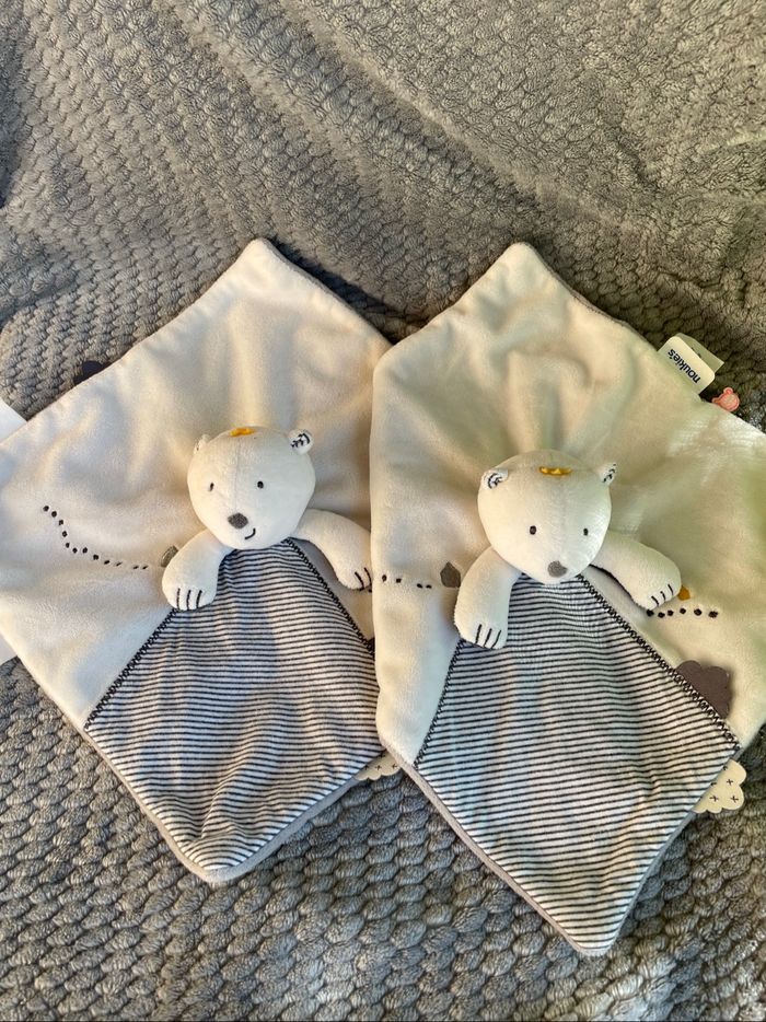Doudou plat Ours Sam blanc gris rayé couronne attache tétine Noukie’s
